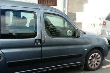 Los aparcamientos indebidos copan una vía de San Juan solo para coches oficiales y autorizados (Foto TA)